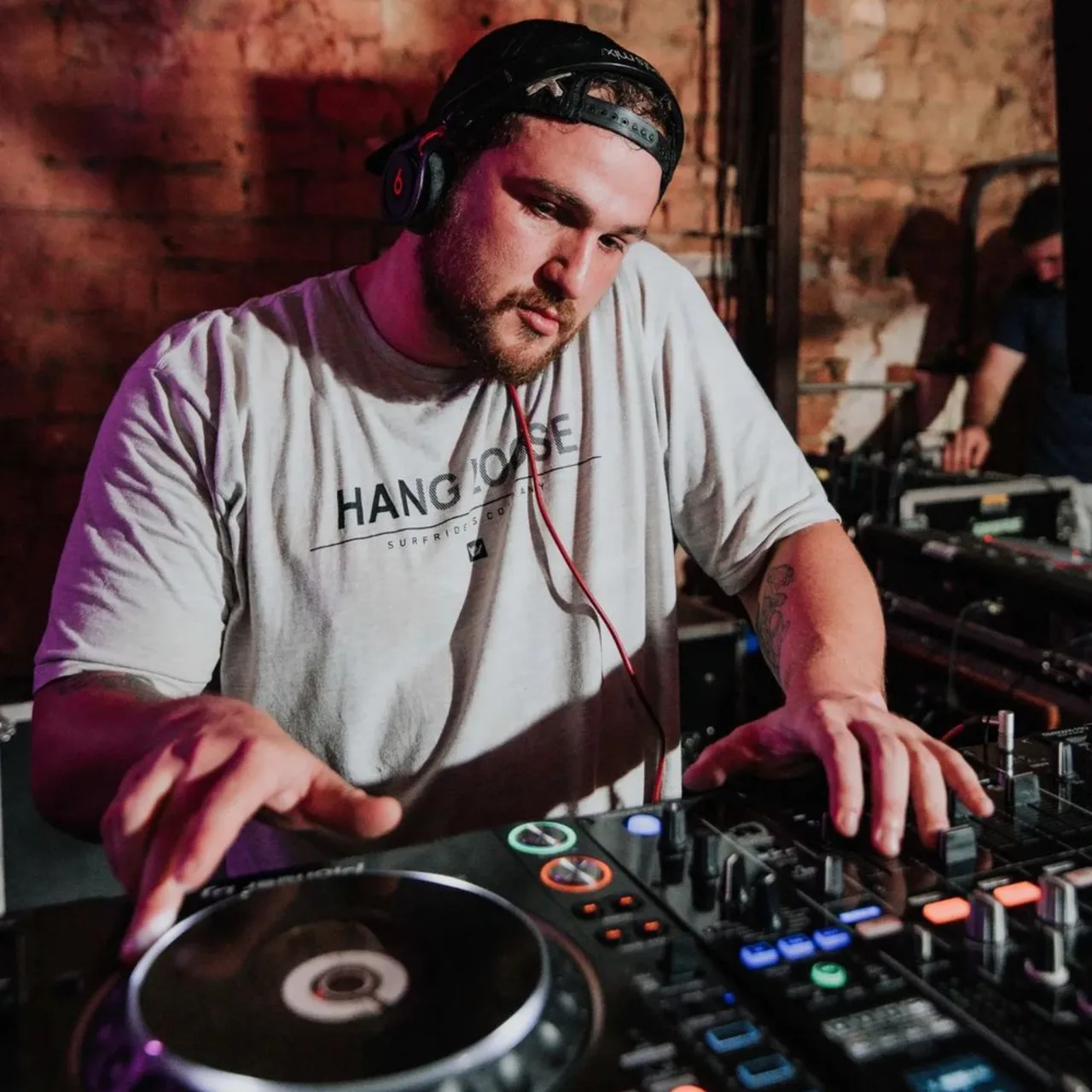 Também estará presente no evento, trazendo novas sonoridades e tracks autorais, que transitam entre o Deep Tech e o Techno. Já se apresentou em lugares como D-edge, Caos, Park.Art, Blue Lounge e Showcase Green Valley, e atualmente está focado no projeto Groove Seed, apoiando projetos parceiros e realizando eventos e showcases.