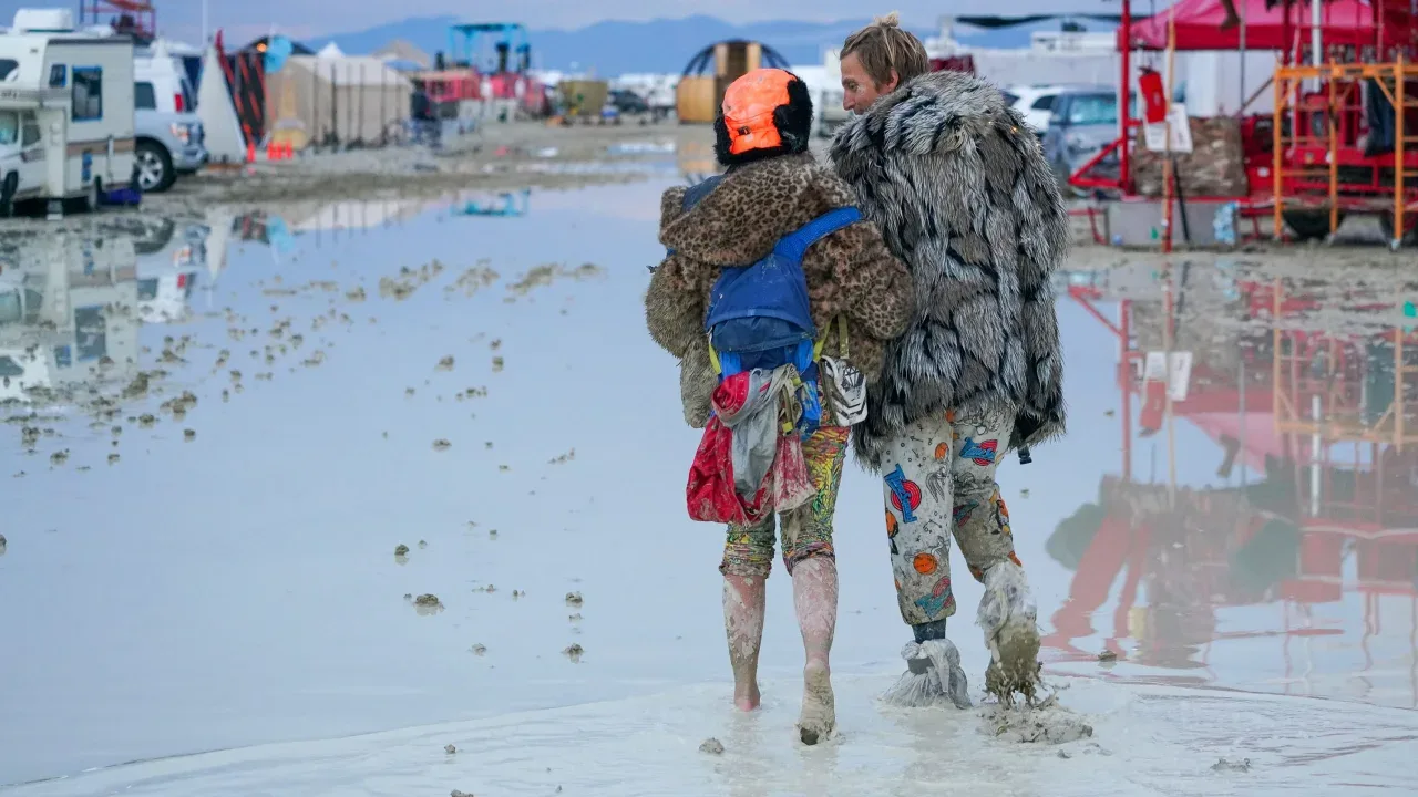 Burning Man enfrenta drama após chuvas que matam e isolam participantes