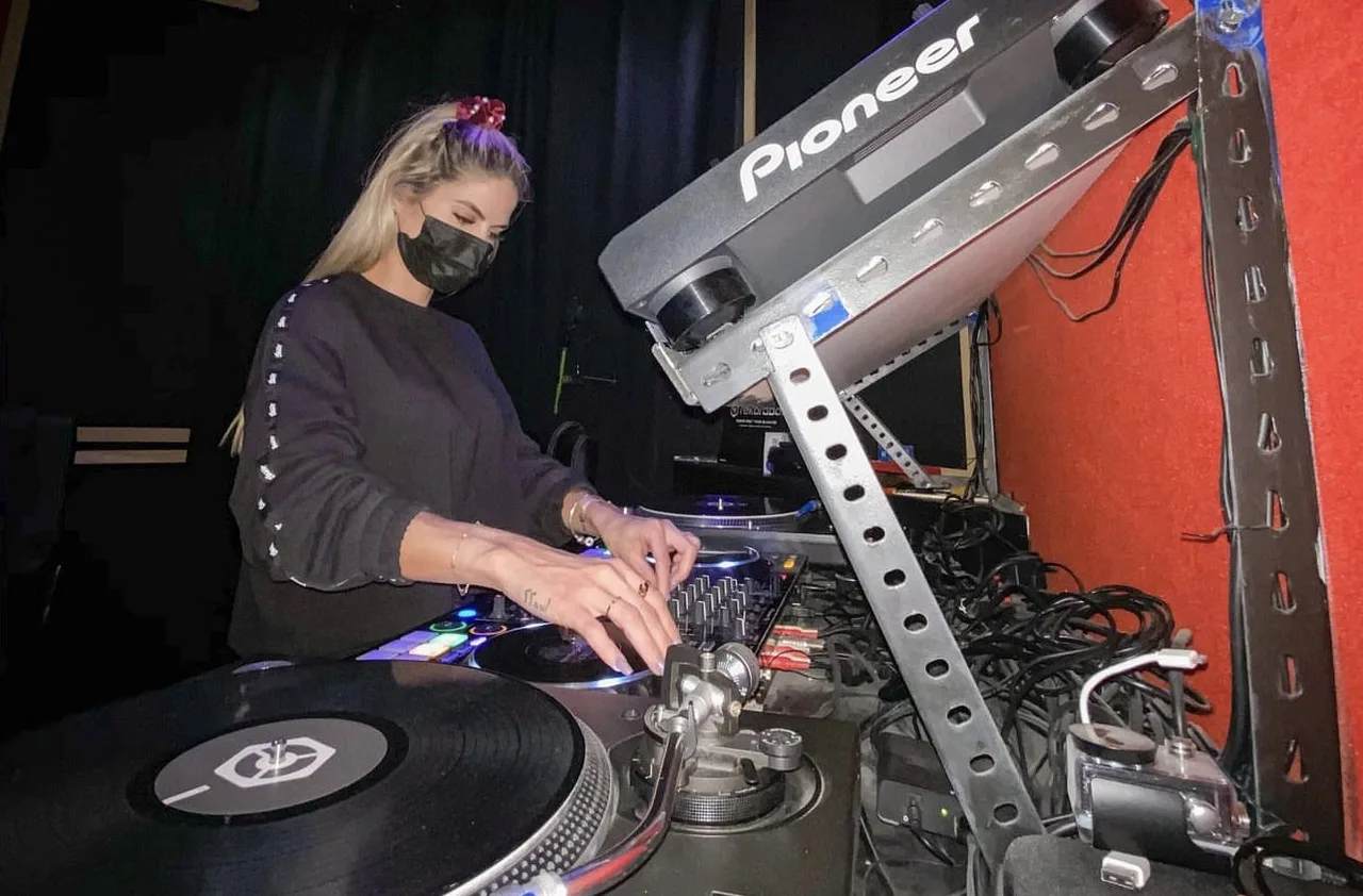 Sergipana Huana Paula ganha destaque no cenário da música eletrônica