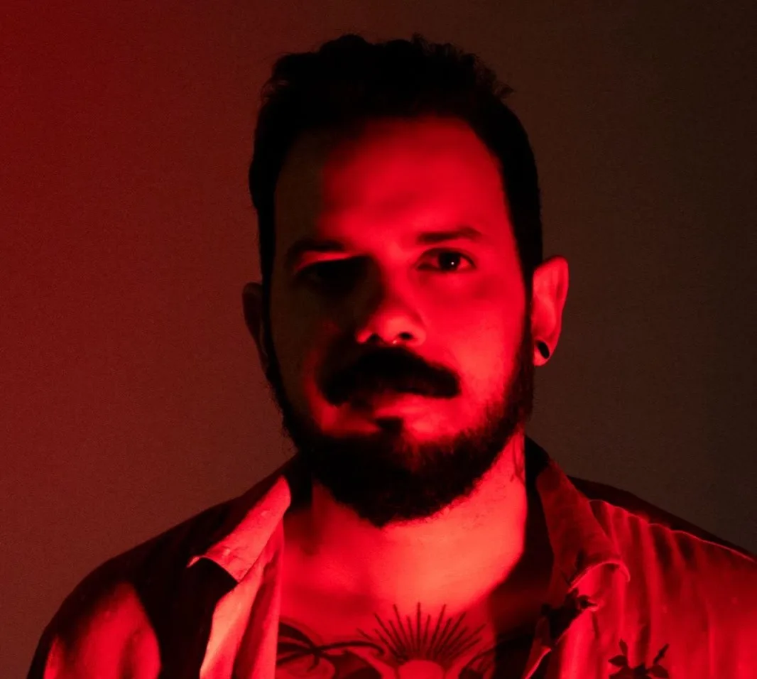 Infa Vermelho leva Pernambuco pra pista em "Me Dê", primeira faixa do EP "Vermelho é a Cor Mais Quente"