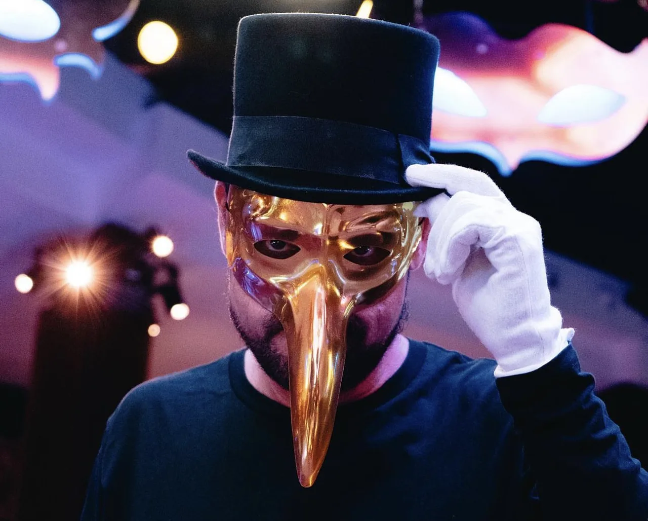 O enigma de Claptone: quem são os DJs por trás da máscara? G1 Faz matéria equivocada
