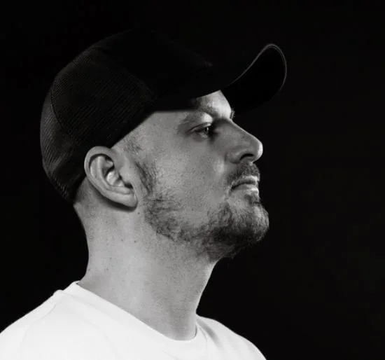 Foto promocional em preto e branco do DJ e produtor brasileiro ID ID.