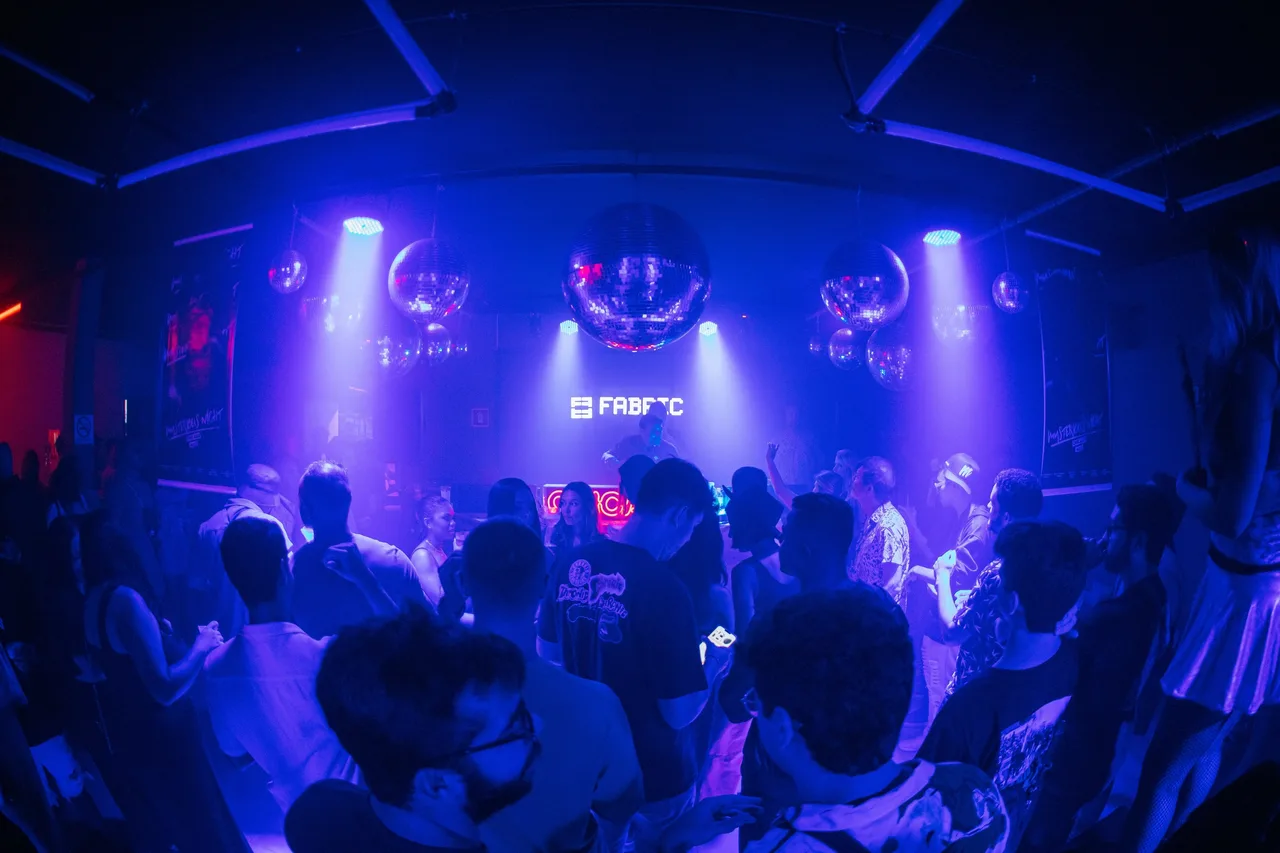 Aula de DJ na Fabric