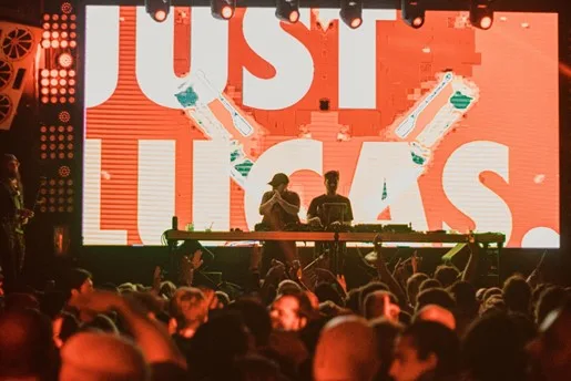 Produtor musical brasileiro combina o mundo digital com experiências do mundo real