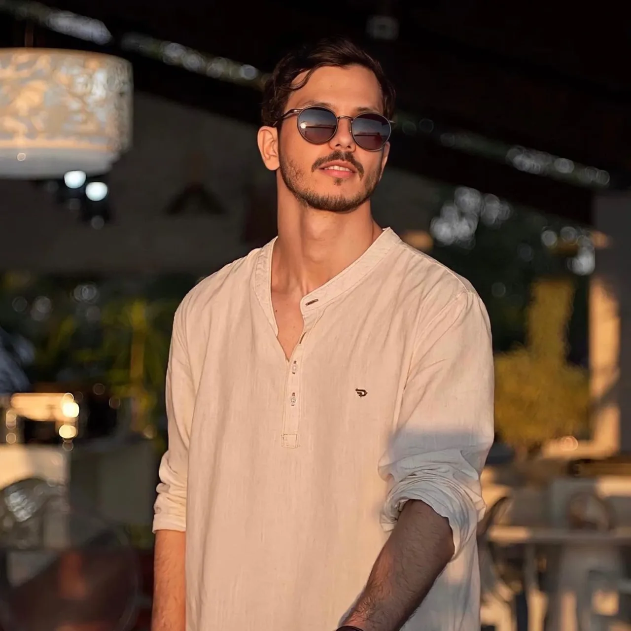 DJ e Produtor Musical Sergipano que vem se destacando com sua identidade sonora única que mescla elementos do Melodic Techno, Progressive House e Indie Dance, estará&nbsp;a bordo. Já participou de diversos eventos regionais de música eletrônica e techno, integrando a lineup ao lado de artistas renomados.