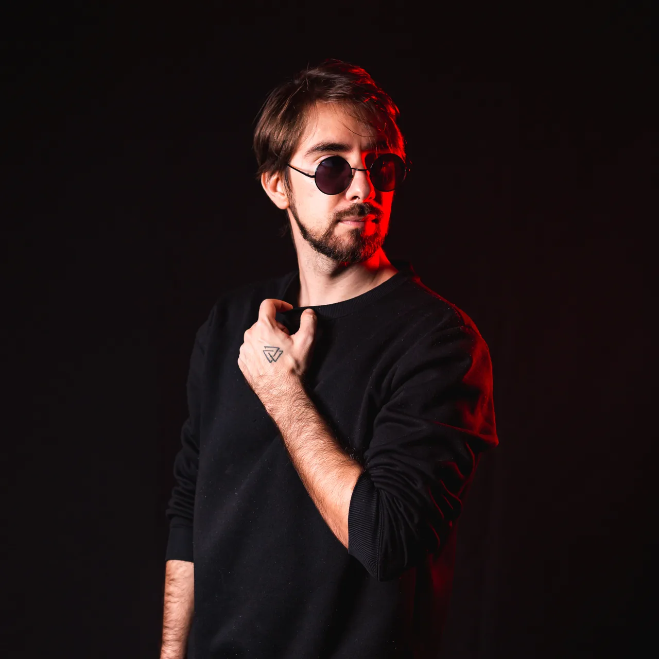 Retrato de ACRUX de óculos escuros