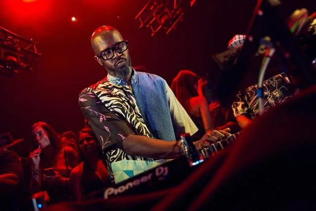 DJ Black Coffee sofre grave acidente durante voo para a Argentina