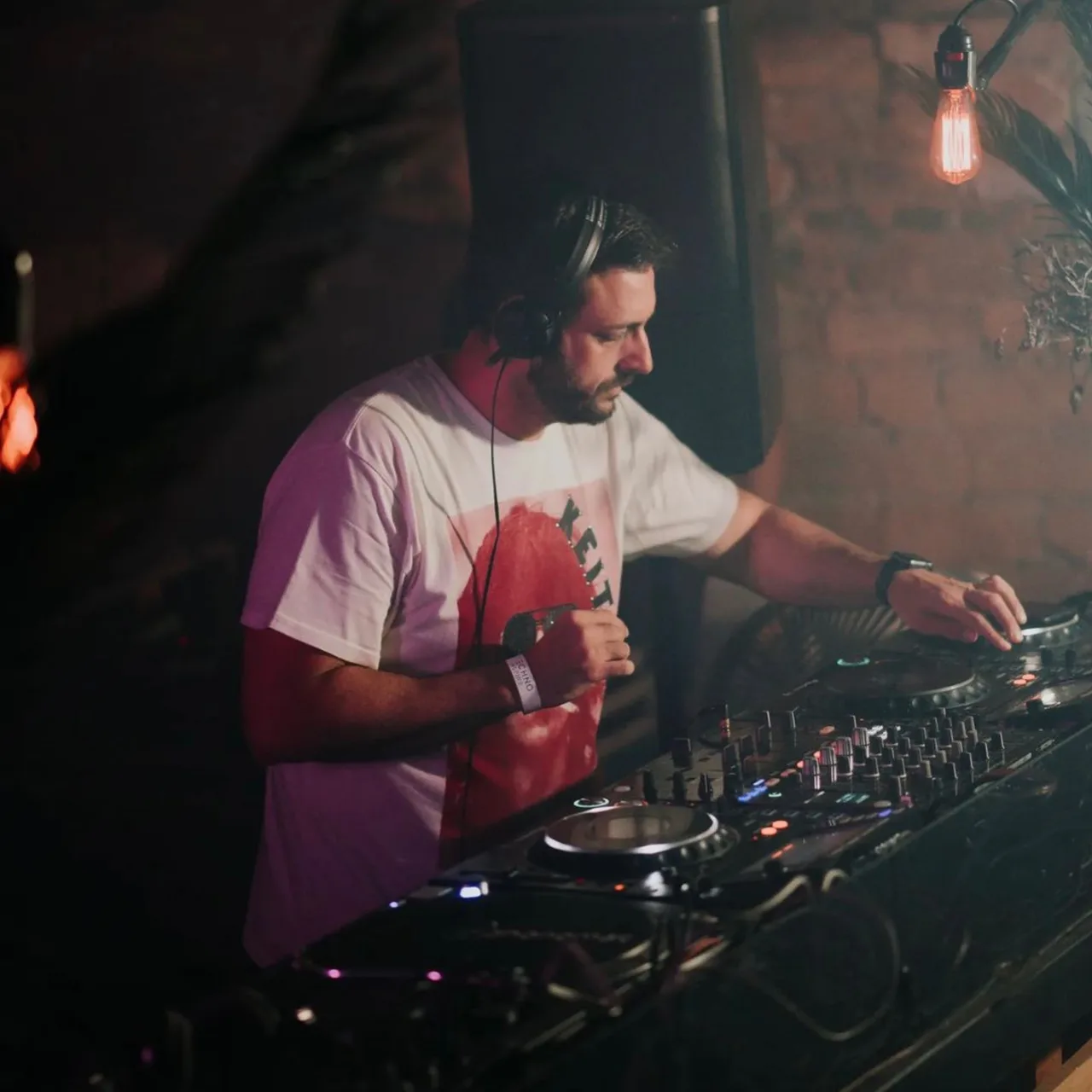 DJ residente da Techno Inspire, sempre inovador em suas apresentações, abordando novas tendências da e-music a nível mundial, marcará presença na escuna. Com identidade sonora voltada para house music e techno, ele já se apresentou em lugares como D-edge, Virada Cultural, Universo Paralello, Club 88 e Anzu.