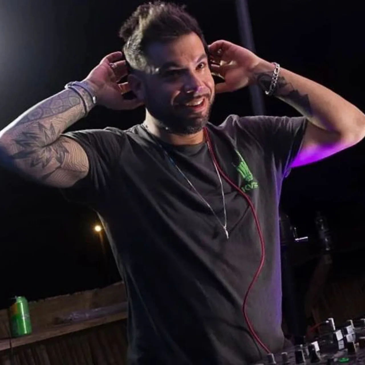 Residente de um dos mais conceituados bares de São Paulo, Aurora, também se apresentará nesta edição. Com mais de uma década de carreira e tocando em lugares como Dedge, Anaca Festival e Club 88, ele tem identidade sonora voltada para tech house, deep tech, melodic e techno.