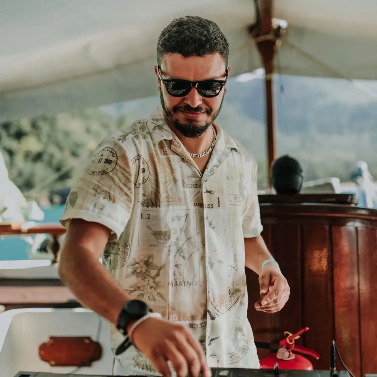 Um dos destaques do evento, além de DJ e Produtor Musical, é o responsável pelo projeto "Techno Inspire". Sua identidade sonora é voltada para techno, house e afro house, já tendo tocado em diversos lugares e possuindo lançamentos em labels como Fierce Animals (EUA), Piso Records (ING), Muzenga (BRA), Clorophilla Records (ITALY) e Lounge Music Records (BRA).