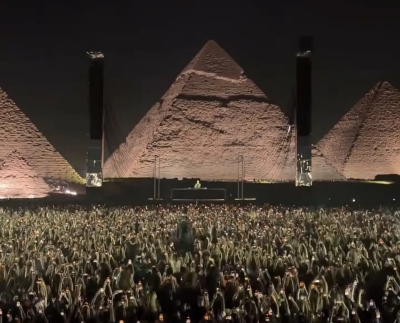 Show histórico de Anyma nas Pirâmides de Giza encanta o mundo