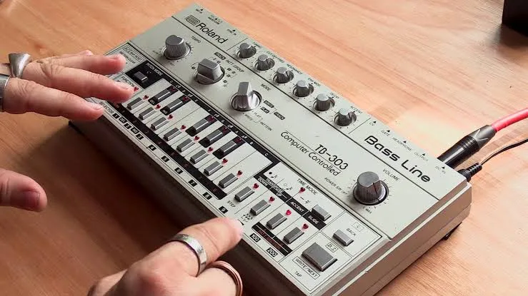 Adicione o toque clássico do TB-303 às suas produções com essa seleção de samples gratuitos