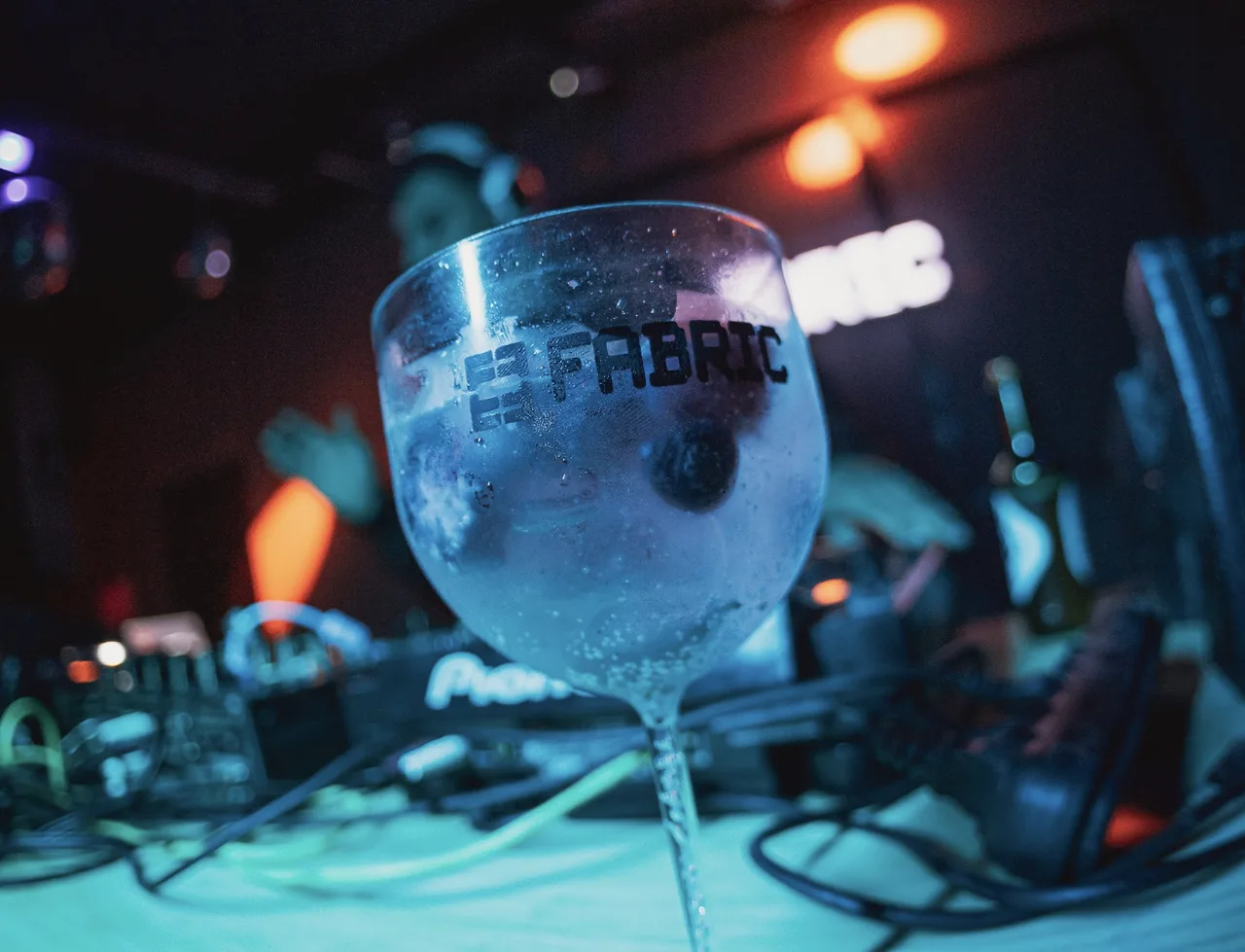 Decoração elaborada e ampla seleção de drinks marcam a festa teste do Fabric