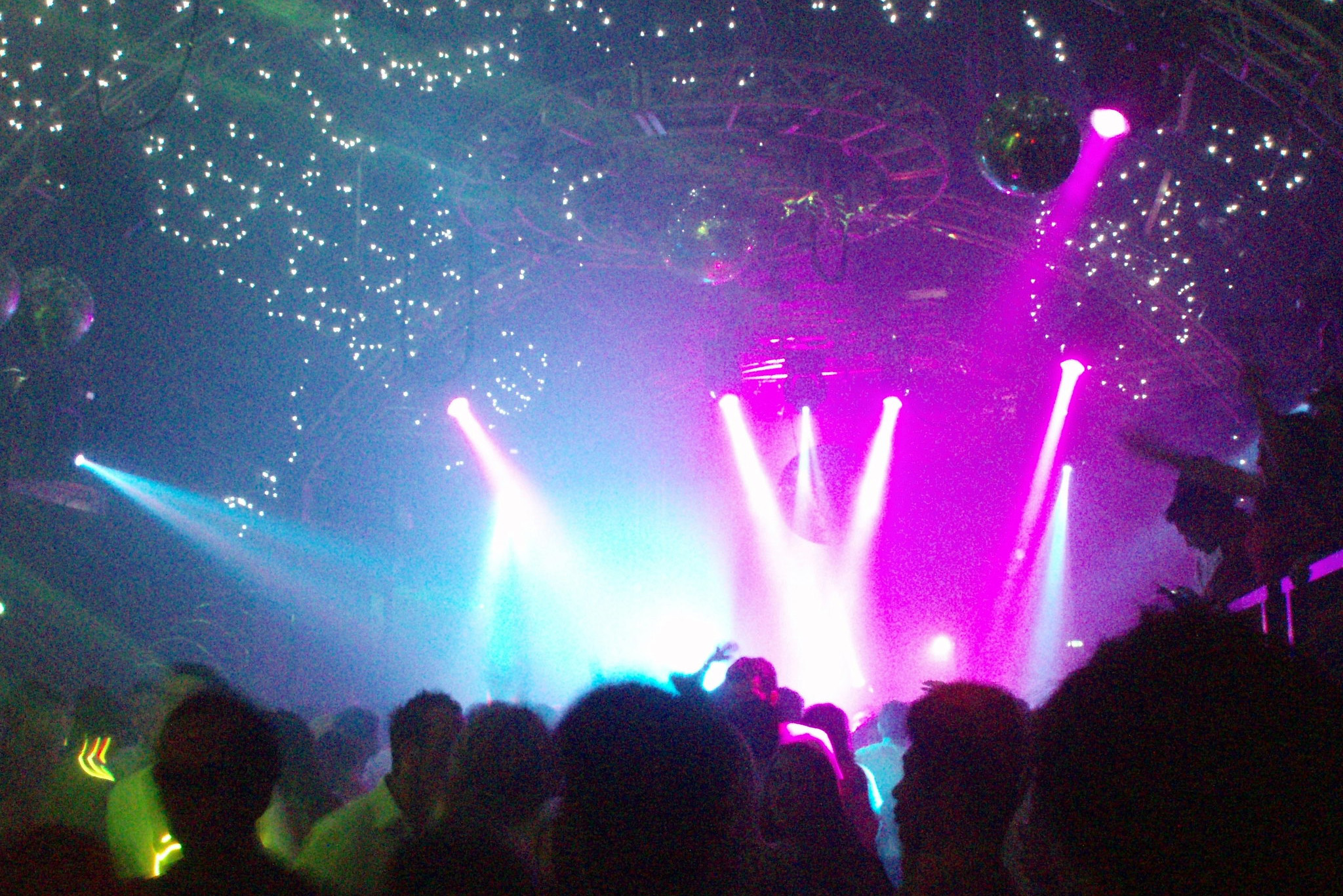 Pista do Heaven iluminada durante uma noite em Londres